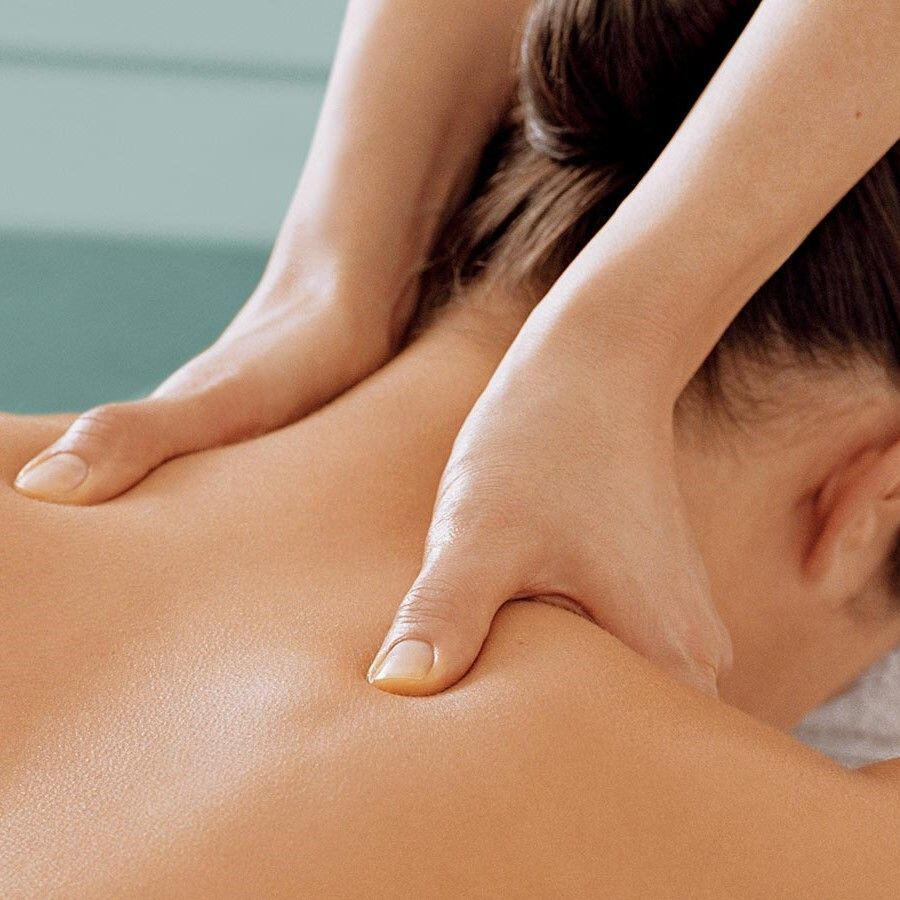 Massagem profissional de costas e pernas para aliviar tensões em Faro